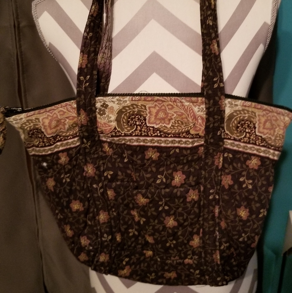 EUC VERA BRADLEY PURSE WITH 6 POCKETS ON INSIDE, 1 ON OUTSIDE.